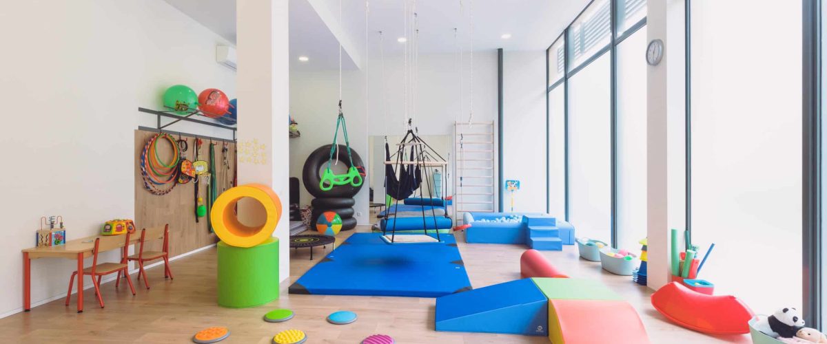 Sala de terapia ocupacional com integração sensorial, equipada para estimular o desenvolvimento motor, cognitivo e sensorial de crianças e jovens.